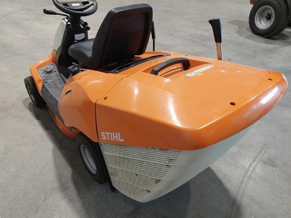 Grote foto stihl zitmaaier met opvang tuin en terras zitmaaiers