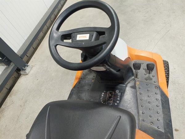Grote foto stihl zitmaaier met opvang tuin en terras zitmaaiers