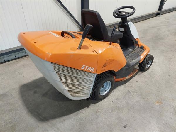 Grote foto stihl zitmaaier met opvang tuin en terras zitmaaiers