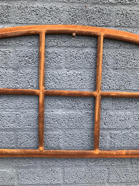 Grote foto gietijzeren raam voorzien van bogen stalraam. tuin en terras tuindecoratie