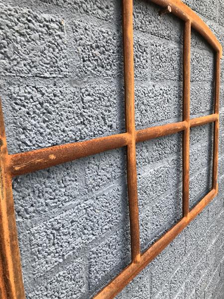 Grote foto gietijzeren raam voorzien van bogen stalraam. tuin en terras tuindecoratie
