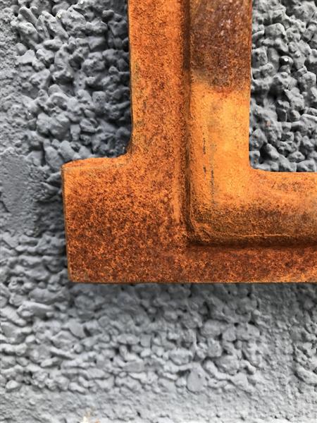 Grote foto gietijzeren raam voorzien van bogen stalraam. tuin en terras tuindecoratie