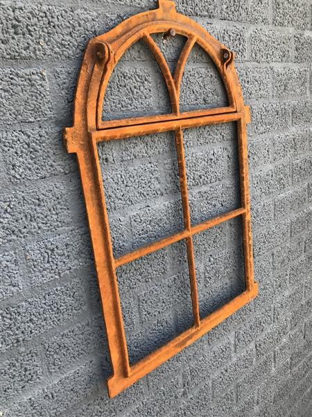 Grote foto gietijzeren stalraam met klapraam voor beluchting tuin en terras tuindecoratie