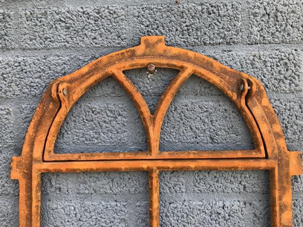 Grote foto gietijzeren stalraam met klapraam voor beluchting tuin en terras tuindecoratie