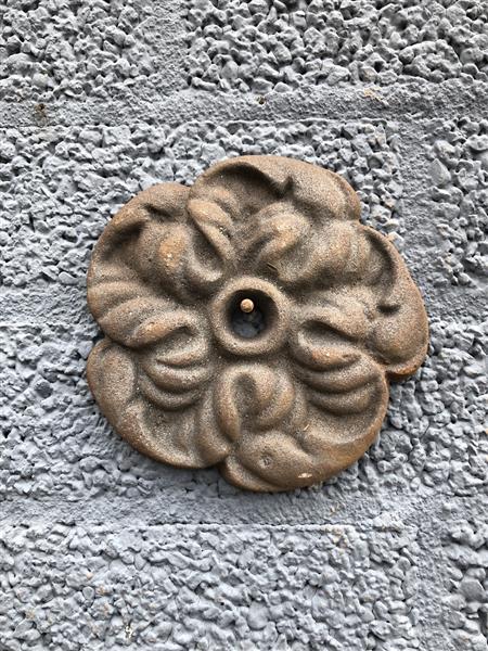 Grote foto gietijzeren muuranker 15 cm bloemmotief tuin en terras tuindecoratie
