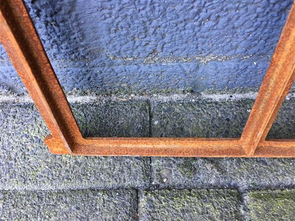 Grote foto gietijzeren stalraam menze klein tuin en terras tuindecoratie