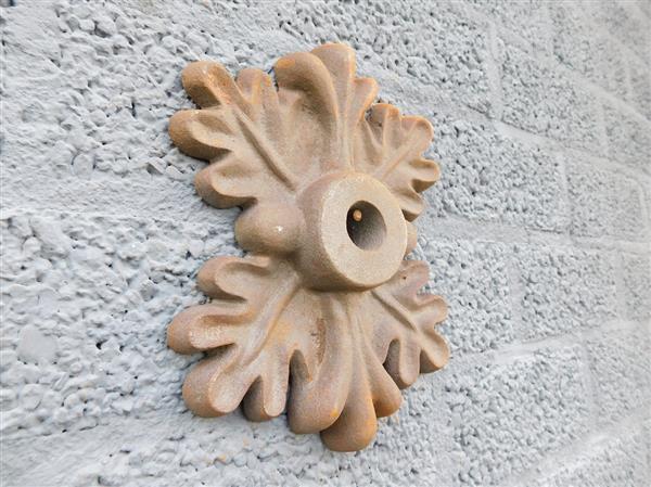 Grote foto muuranker gietijzer eikenbladvorm decoratief balkenanker en gevelornament tuin en terras tuindecoratie