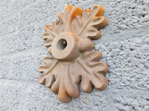 Grote foto muuranker gietijzer eikenbladvorm decoratief balkenanker en gevelornament tuin en terras tuindecoratie