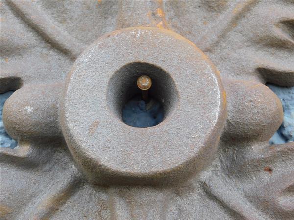 Grote foto muuranker gietijzer eikenbladvorm decoratief balkenanker en gevelornament tuin en terras tuindecoratie