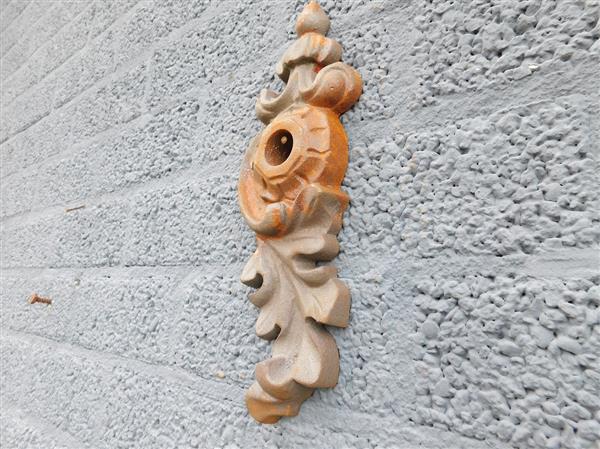 Grote foto muuranker gietijzer art nouveau stijl decoratief balkenanker met natuurlijke roestpatina tuin en terras tuindecoratie