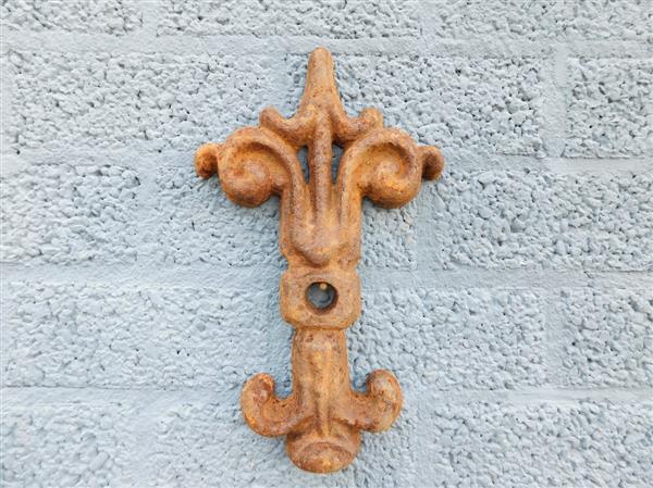 Grote foto muuranker gietijzer vlindervorm decoratief balkenanker en gevelornament tuin en terras tuindecoratie