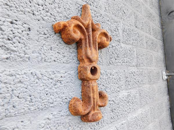 Grote foto muuranker gietijzer vlindervorm decoratief balkenanker en gevelornament tuin en terras tuindecoratie