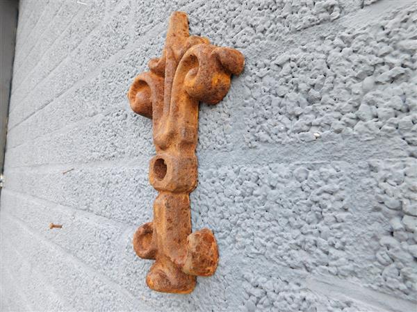 Grote foto muuranker gietijzer vlindervorm decoratief balkenanker en gevelornament tuin en terras tuindecoratie