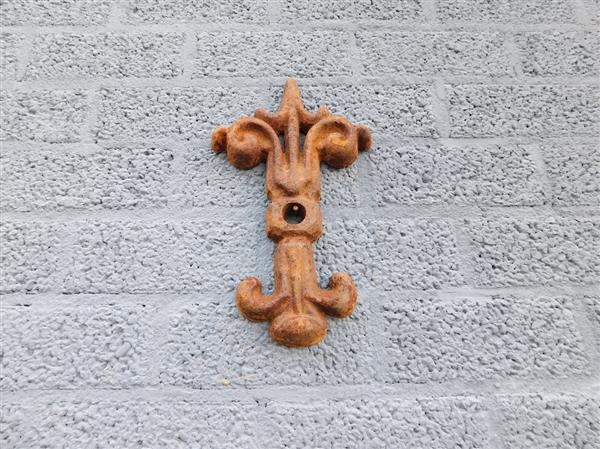 Grote foto muuranker gietijzer vlindervorm decoratief balkenanker en gevelornament tuin en terras tuindecoratie