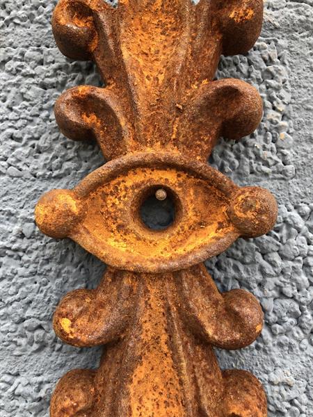 Grote foto muuranker gietijzer sierlijk balkenanker klassiek gevelornament tuin en terras tuindecoratie
