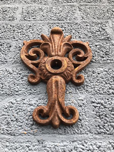 Grote foto muuranker gietijzer franse lelie klassiek balkenanker en gevelornament tuin en terras tuindecoratie