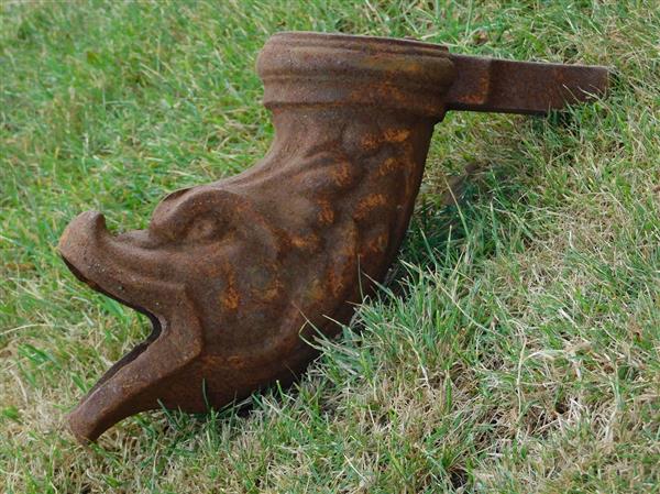 Grote foto regenpijp uitloop gietijzer visvormig waterspuwer als afvoer voor de dakgoot tuin en terras overige tuin en terras