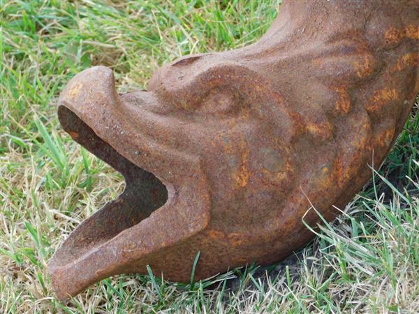 Grote foto regenpijp uitloop gietijzer visvormig waterspuwer als afvoer voor de dakgoot tuin en terras overige tuin en terras