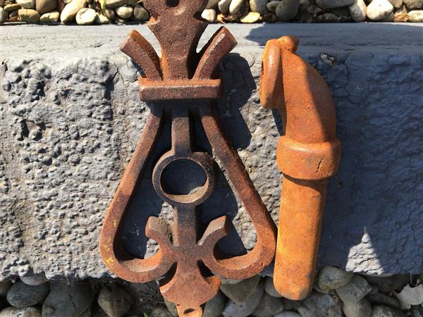 Grote foto waterspuwer voor muurfontein hart kroon neptunus gietijzer tuin en terras overige tuin en terras