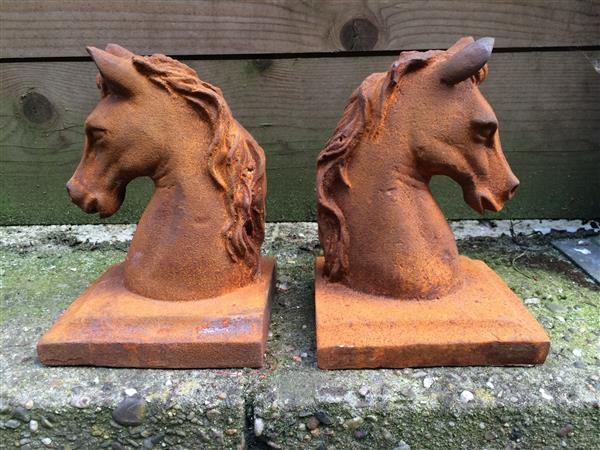 Grote foto boekensteunenset gietijzeren paardenhoofden huis en inrichting woningdecoratie