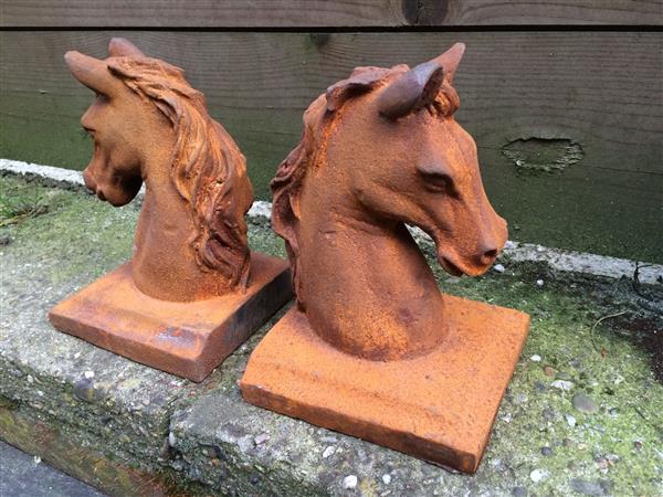 Grote foto boekensteunenset gietijzeren paardenhoofden huis en inrichting woningdecoratie