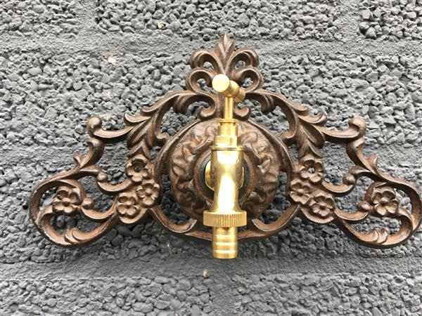 Grote foto waterkraan met wandornament gietijzer bruin super mooi in afwerking tuin en terras overige tuin en terras