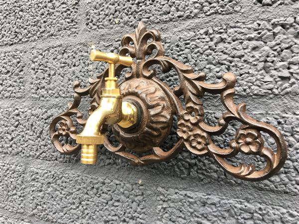 Grote foto waterkraan met wandornament gietijzer bruin super mooi in afwerking tuin en terras overige tuin en terras