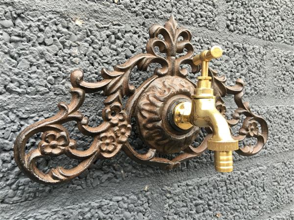 Grote foto waterkraan met wandornament gietijzer bruin super mooi in afwerking tuin en terras overige tuin en terras