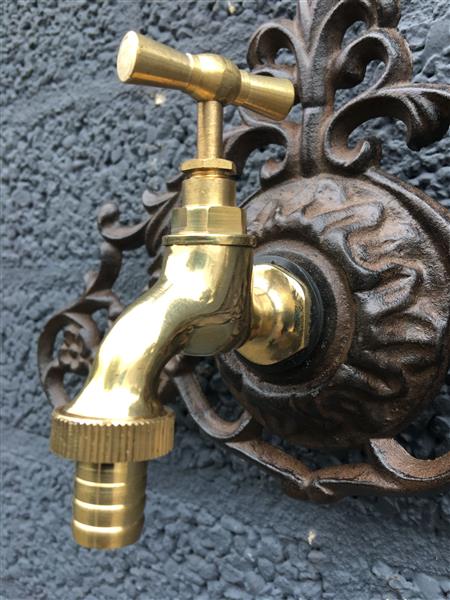 Grote foto waterkraan met wandornament gietijzer bruin super mooi in afwerking tuin en terras overige tuin en terras