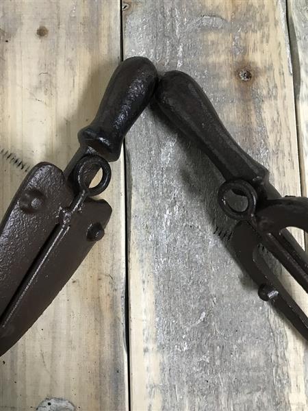 Grote foto set van 2 muurhaken voor tuingereedschap gietijzer huis en inrichting woningdecoratie