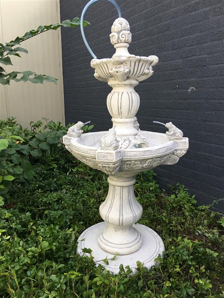 Grote foto tuinfontein met spuwende kikkers vol steen tuin en terras overige tuin en terras