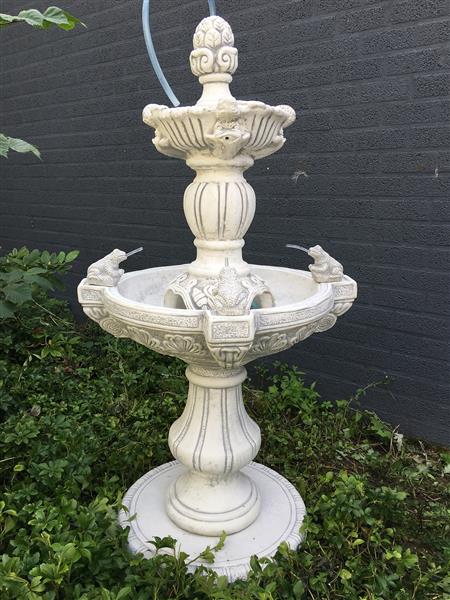 Grote foto tuinfontein met spuwende kikkers vol steen tuin en terras overige tuin en terras