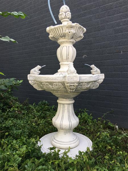 Grote foto tuinfontein met spuwende kikkers vol steen tuin en terras overige tuin en terras