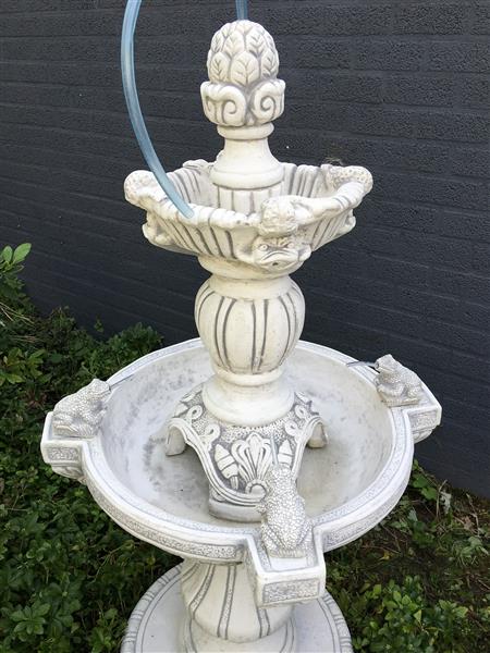 Grote foto tuinfontein met spuwende kikkers vol steen tuin en terras overige tuin en terras