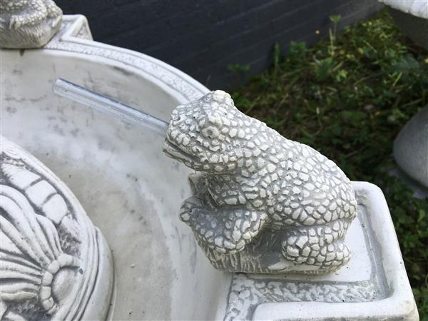 Grote foto tuinfontein met spuwende kikkers vol steen tuin en terras overige tuin en terras