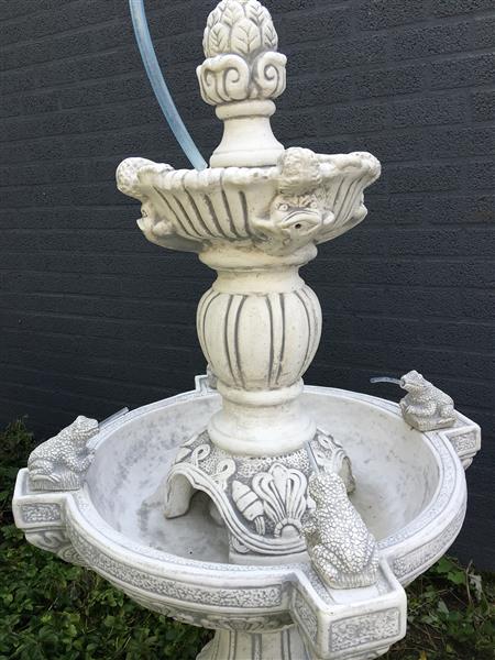 Grote foto tuinfontein met spuwende kikkers vol steen tuin en terras overige tuin en terras