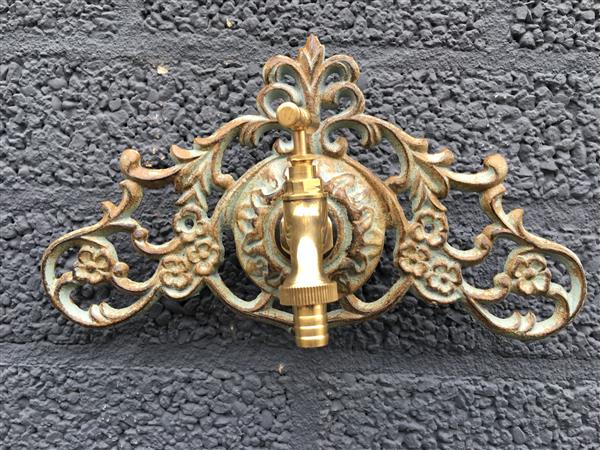 Grote foto wandfontein met kraan messing groen bruin gietijzer. tuin en terras overige tuin en terras