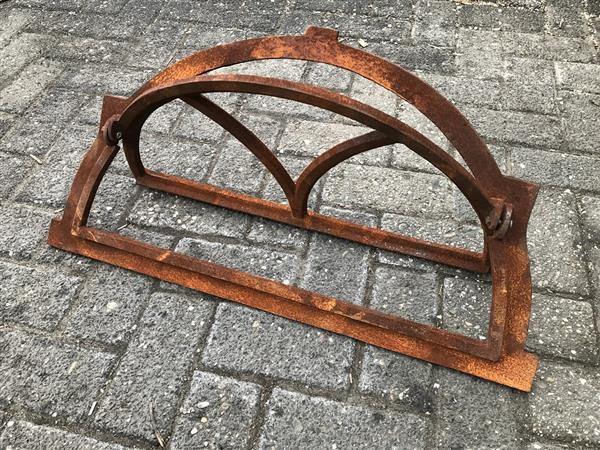 Grote foto gietijzeren stalraam v half rond klapraam tuin en terras tuindecoratie