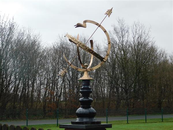 Grote foto exclusieve zonnewijzer van messing op alu sokkel tuin en terras overige tuin en terras