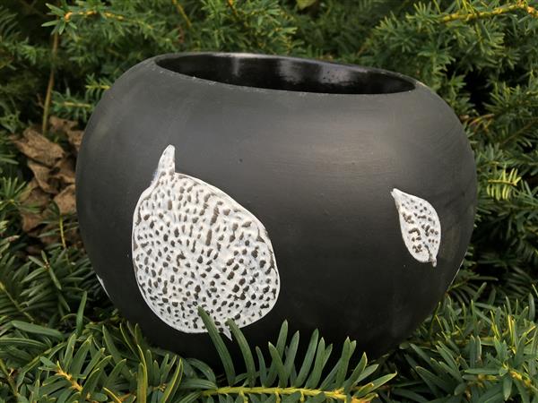 Grote foto terracotta bloembak zwart mooi ontwerp in de opruiming tuin en terras bloembakken