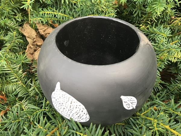 Grote foto terracotta bloembak zwart mooi ontwerp in de opruiming tuin en terras bloembakken