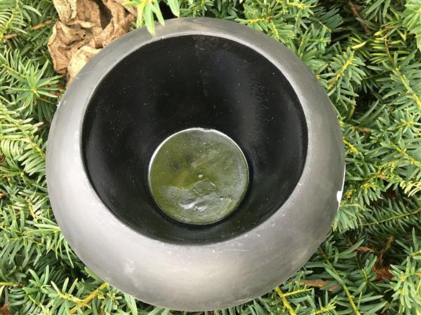 Grote foto terracotta bloembak zwart mooi ontwerp in de opruiming tuin en terras bloembakken