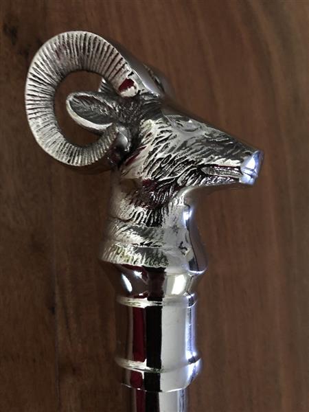 Grote foto edele wandelstok met prachtige nikkelen steenbok kop. kleding dames sieraden