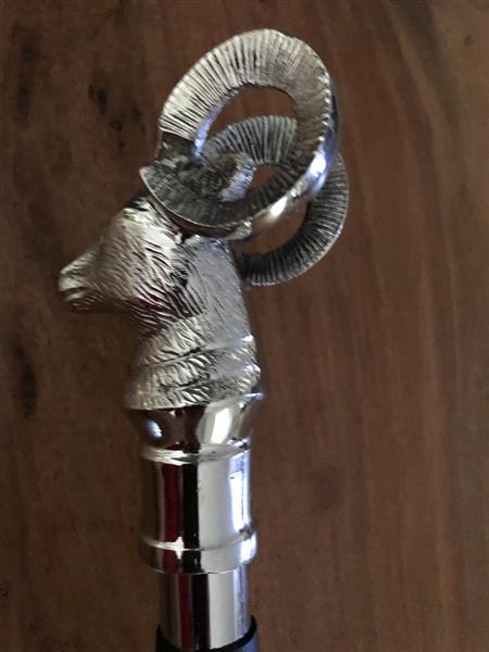 Grote foto edele wandelstok met prachtige nikkelen steenbok kop. kleding dames sieraden