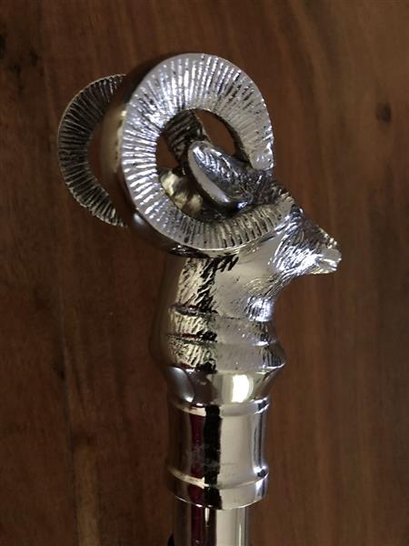 Grote foto edele wandelstok met prachtige nikkelen steenbok kop. kleding dames sieraden