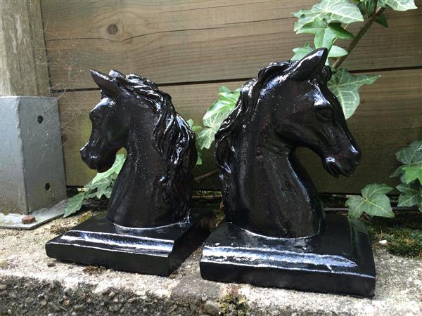 Grote foto boekensteunenset gietijzeren paardenhoofden zwart huis en inrichting woningdecoratie