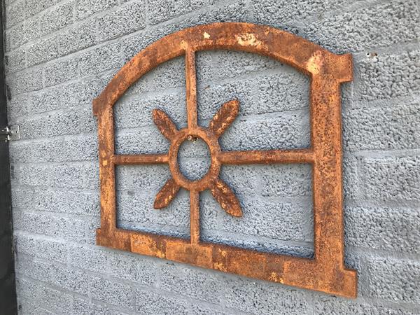 Grote foto gietijzeren stal garage raam ijzervenster voor tuinmuur eiken raam groot. tuin en terras tuindecoratie