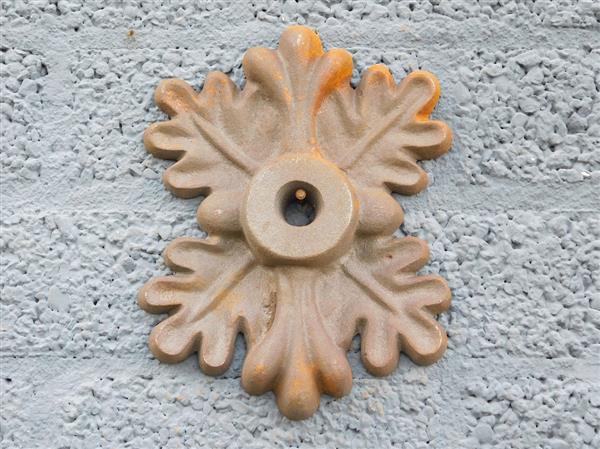 Grote foto muuranker gietijzer eikenbladvorm decoratief balkenanker en gevelornament tuin en terras tuindecoratie
