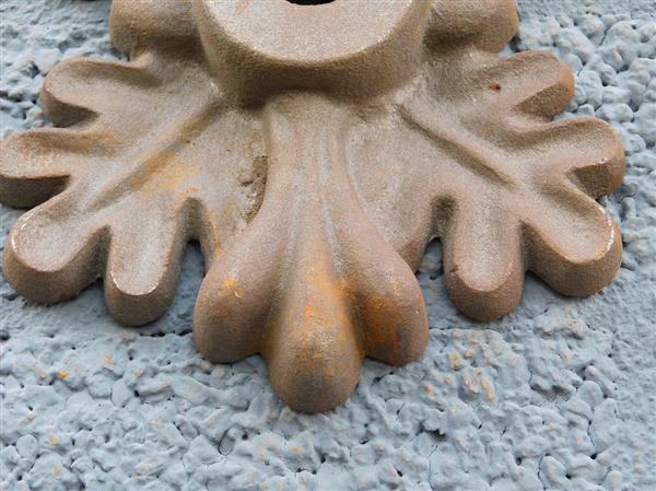Grote foto muuranker gietijzer eikenbladvorm decoratief balkenanker en gevelornament tuin en terras tuindecoratie
