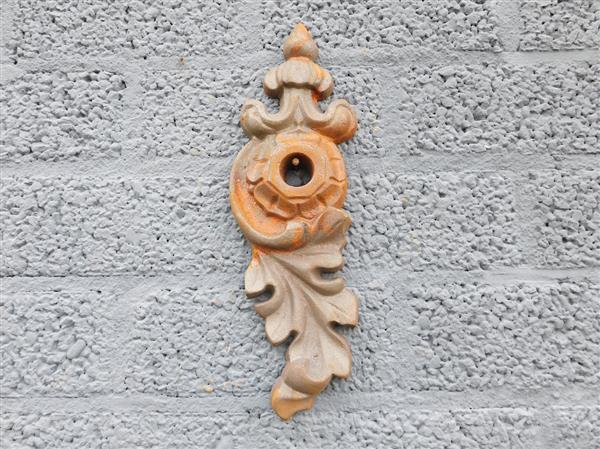 Grote foto muuranker gietijzer art nouveau stijl decoratief balkenanker met natuurlijke roestpatina tuin en terras tuindecoratie